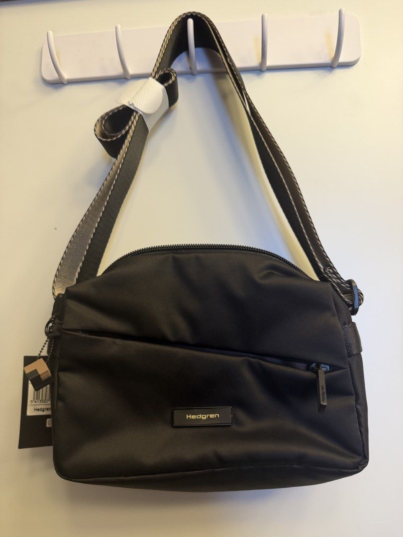Hedgren Nova Neutron (Category: Cross-body Bags) located in Makati City. Submitted by rarehawk_ed33dd (Listing ID 1460808366, Image 1). Description: Color: Black Dimension: 8x5x3 inches.