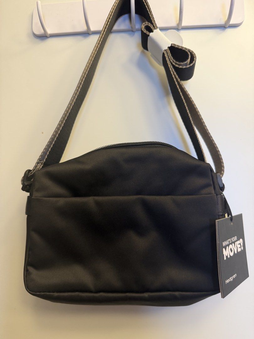 Hedgren Nova Neutron (Category: Cross-body Bags) located in Makati City. Submitted by rarehawk_ed33dd (Listing ID 1460808366, Image 2). Description: Color: Black Dimension: 8x5x3 inches.