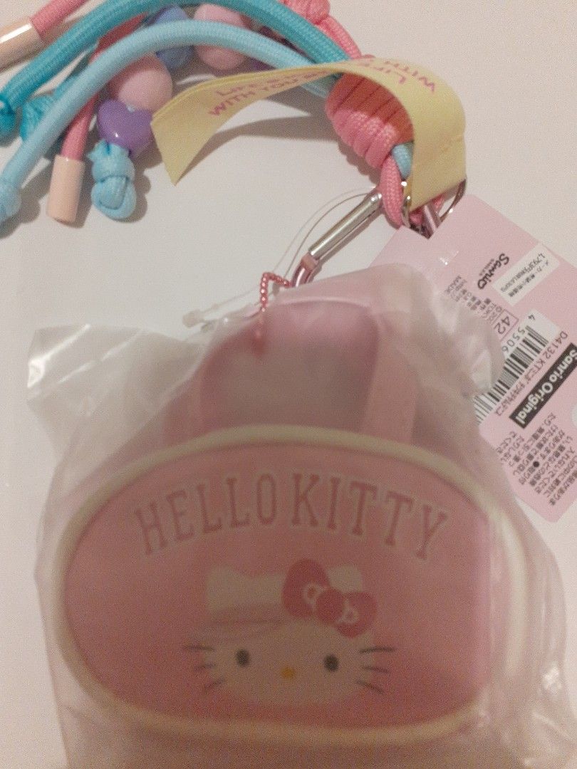 Hello Kitty 鎖匙扣連可裝散銀包或藍芽 （分類：動漫角色周邊）位於 Hong Kong。 由 elisemc 提交（商品編號 1460823734，圖片 1）。簡介： 可愛嘅 Hello Kitty 鎖匙扣散銀包，粉紅色小盒子裝住。上面有心心同埋珠仔裝飾，好少女心。仲有掛繩，可以扣喺袋度。最新出品。