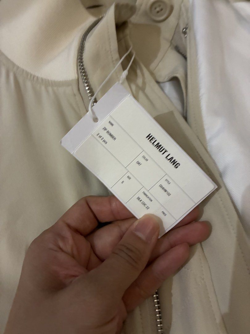 HELMUT LANG Zip Bomber Jacket Beige Size S （分類：外套及戶外衣服）位於 Hong Kong。 由 Noeeyue 提交（商品編號 1460847479，圖片 3）。簡介： Helmut Lang beige zip bomber jacket, size S. Silk/viscose/elastane blend. Lined with inner pockets. New ! It could be wear separately , size S . Loose fit 。