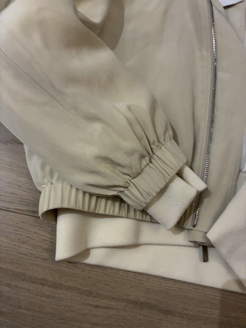 HELMUT LANG Zip Bomber Jacket Beige Size S （分類：外套及戶外衣服）位於 Hong Kong。 由 Noeeyue 提交（商品編號 1460847479，圖片 5）。簡介： Helmut Lang beige zip bomber jacket, size S. Silk/viscose/elastane blend. Lined with inner pockets. New ! It could be wear separately , size S . Loose fit 。