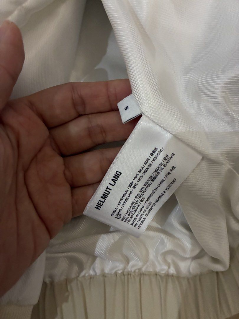 HELMUT LANG Zip Bomber Jacket Beige Size S （分類：外套及戶外衣服）位於 Hong Kong。 由 Noeeyue 提交（商品編號 1460847479，圖片 4）。簡介： Helmut Lang beige zip bomber jacket, size S. Silk/viscose/elastane blend. Lined with inner pockets. New ! It could be wear separately , size S . Loose fit 。