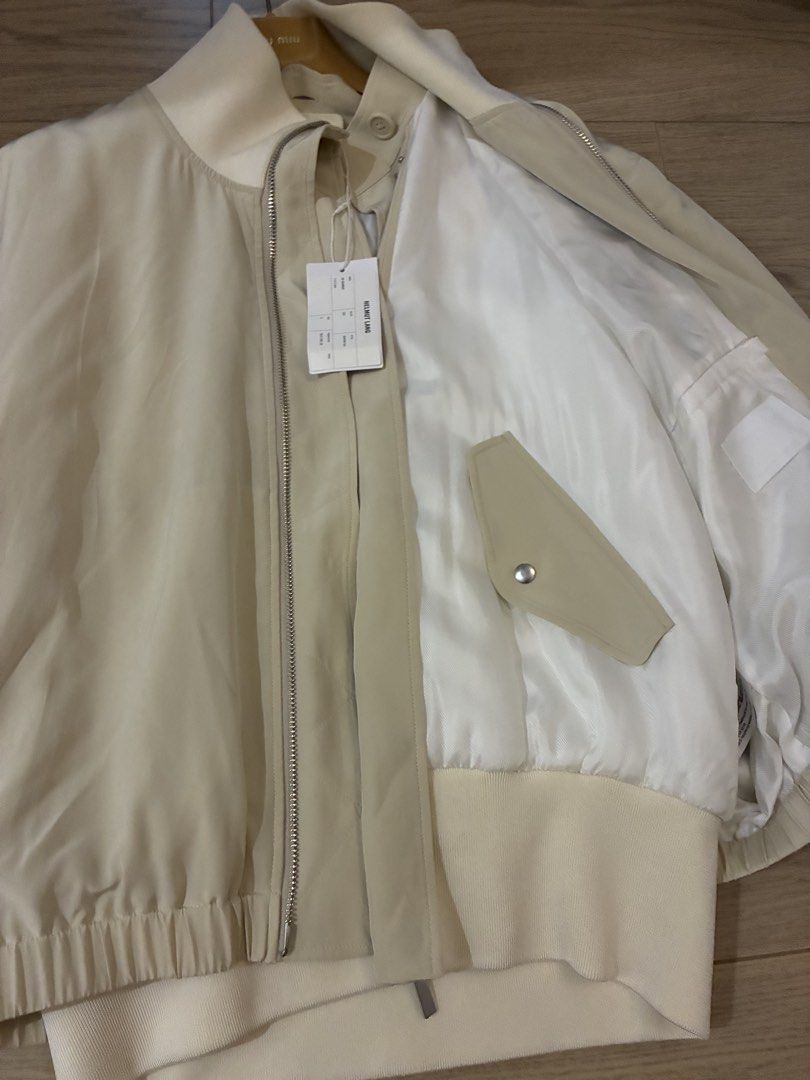 HELMUT LANG Zip Bomber Jacket Beige Size S （分類：外套及戶外衣服）位於 Hong Kong。 由 Noeeyue 提交（商品編號 1460847479，圖片 2）。簡介： Helmut Lang beige zip bomber jacket, size S. Silk/viscose/elastane blend. Lined with inner pockets. New ! It could be wear separately , size S . Loose fit 。