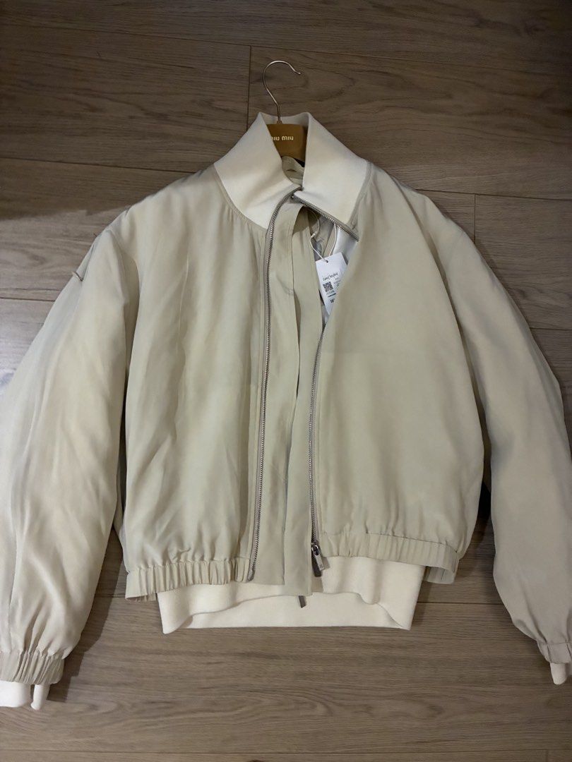HELMUT LANG Zip Bomber Jacket Beige Size S （分類：外套及戶外衣服）位於 Hong Kong。 由 Noeeyue 提交（商品編號 1460847479，圖片 1）。簡介： Helmut Lang beige zip bomber jacket, size S. Silk/viscose/elastane blend. Lined with inner pockets. New ! It could be wear separately , size S . Loose fit 。