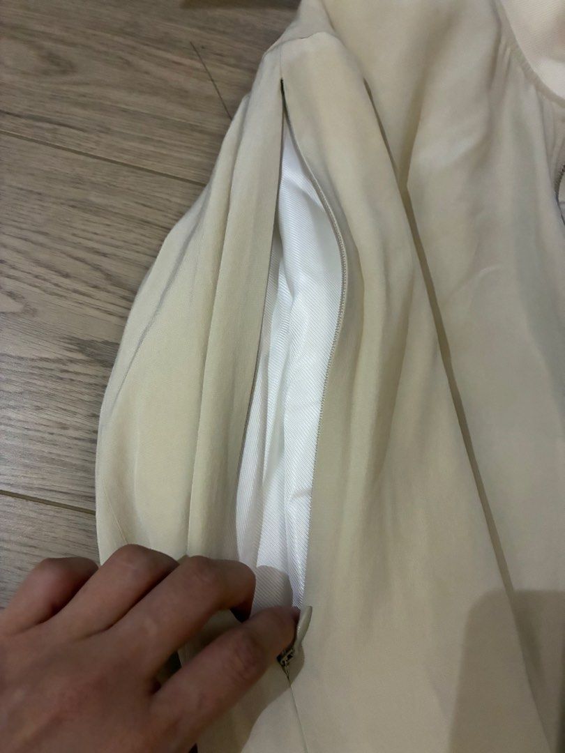HELMUT LANG Zip Bomber Jacket Beige Size S （分類：外套及戶外衣服）位於 Hong Kong。 由 Noeeyue 提交（商品編號 1460847479，圖片 6）。簡介： Helmut Lang beige zip bomber jacket, size S. Silk/viscose/elastane blend. Lined with inner pockets. New ! It could be wear separately , size S . Loose fit 。