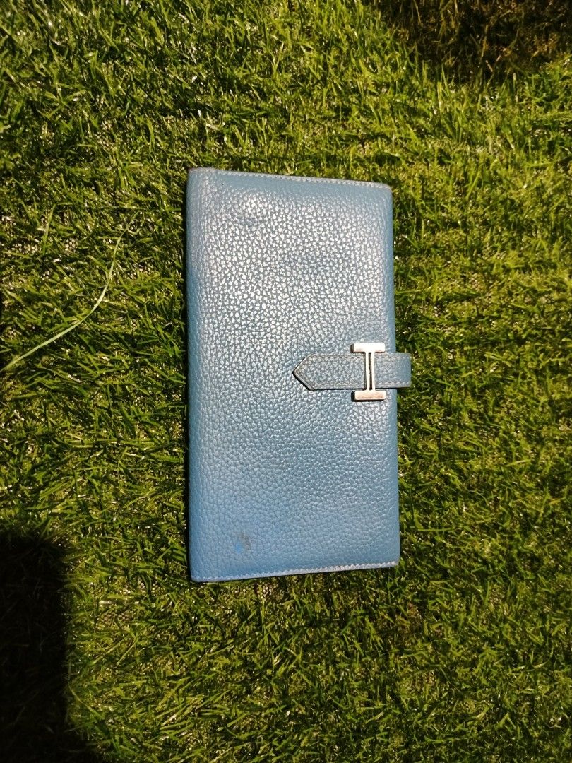 hermes bifold wallet (Category: Luxury Bags & Wallets) located in Manticao. Submitted by jiachloeyana (Listing ID 1460894094, Image 1). Description: in good condition malinis.