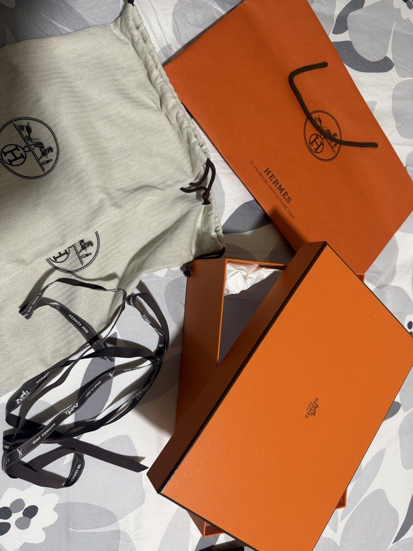 Hermes Chypre (Category: Slippers and slides) located in Manila. Submitted by chingguuu (Listing ID 1460877594, Image 3). Description: This is a preloved item. This item was used with care. PM me for the actual photo. RFS: gained weight (laki ng paa ko now lalo).