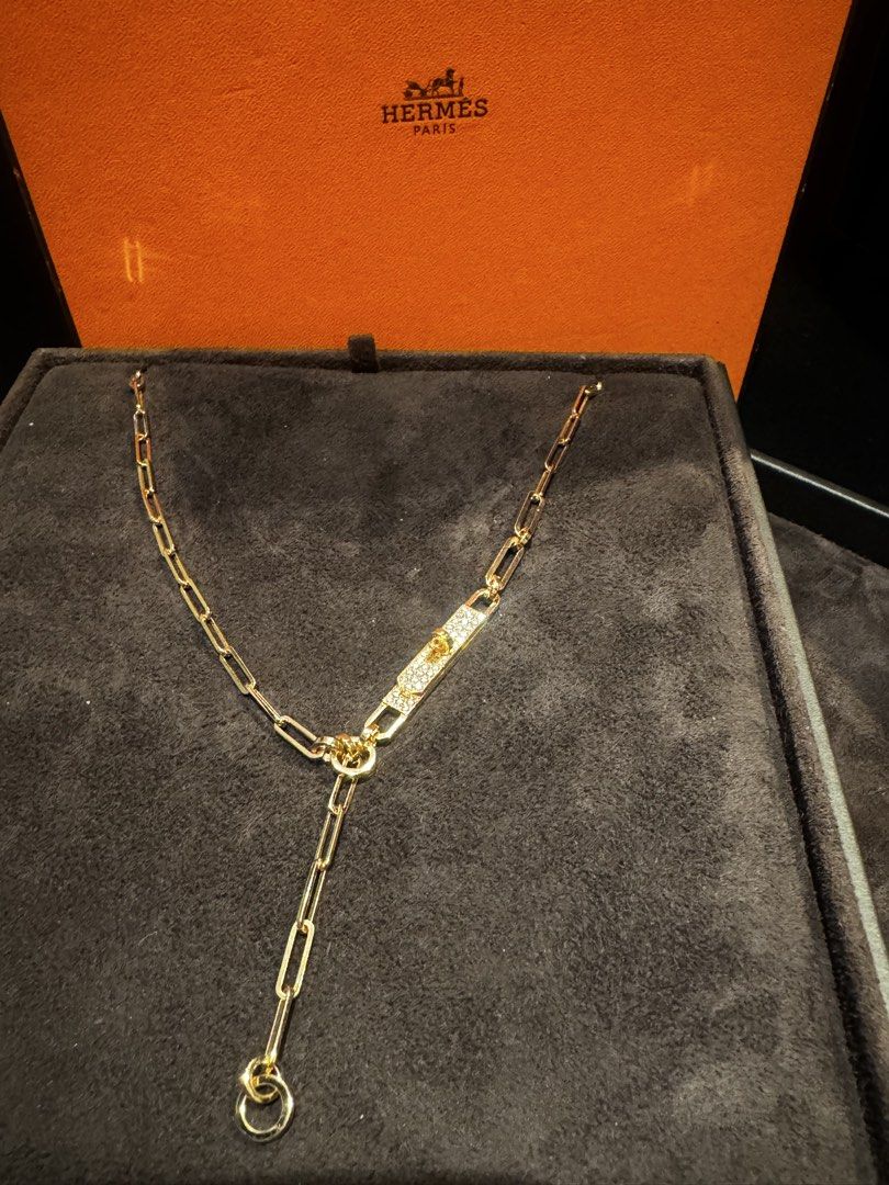 Hermes Kelly chaine （分類：飾物及配件）位於 Hong Kong。 由 jasminechan523523 提交（商品編號 1460788174，圖片 1）。簡介： 半鑽頸鏈 有證書 2024。
