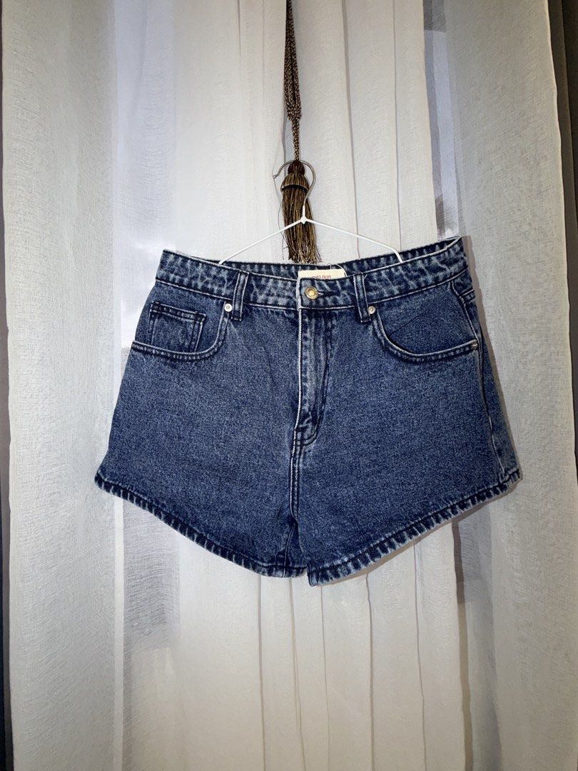 Highwasted shorts (Category: Shorts) located in Las Pinas. Submitted by felicianoh40332 (Listing ID 1460812273, Image 1). Description: Bought from vietnam Unused.