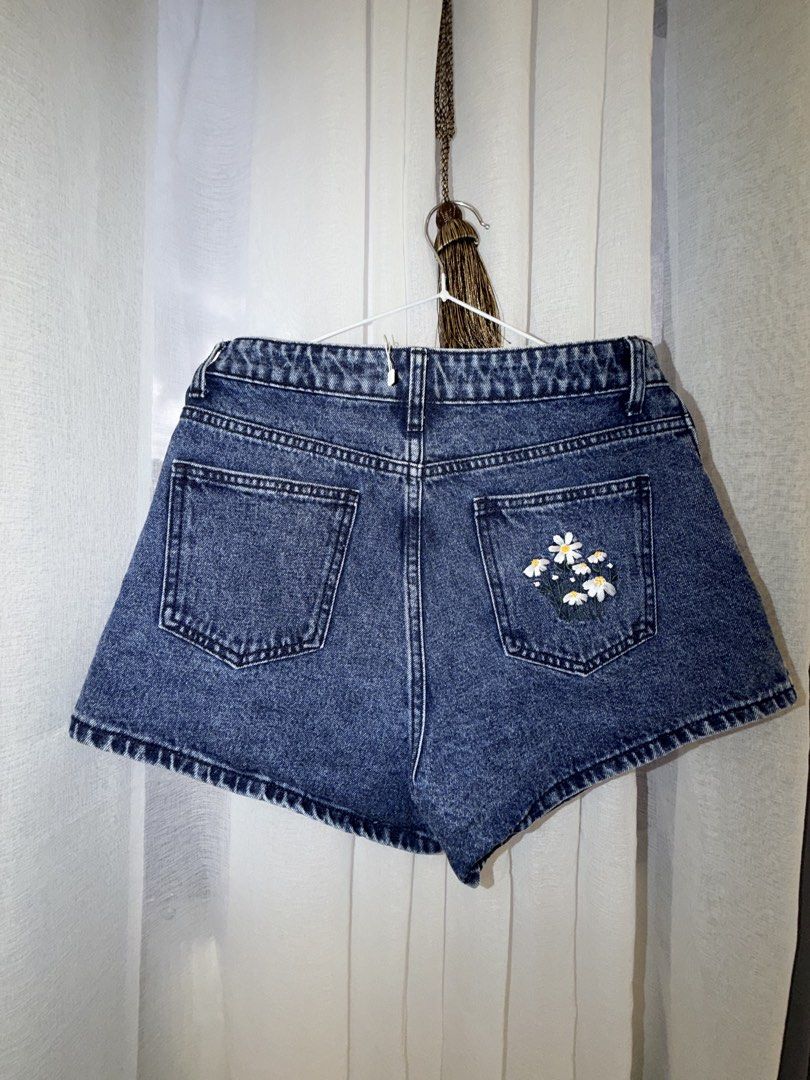 Highwasted shorts (Category: Shorts) located in Las Pinas. Submitted by felicianoh40332 (Listing ID 1460812273, Image 2). Description: Bought from vietnam Unused.