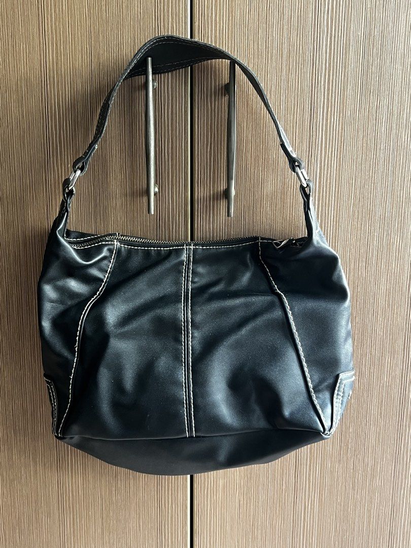 H&M Black Leather Shoulder Bag with Contrast Stitching (Category: Purses & Pouches) located in Manila. Submitted by honey.001 (Listing ID 1460745674, Image 1). Description: * Brand: H&M * Color: Black with white contrast stitching * Style: Trendy Y2K style slouchy shoulder bag / hobo handbag * Material: Smooth leather material * Closure: Top zipper with silver hardware accent * Condition: Great pre-loved condition, well-maintained.
