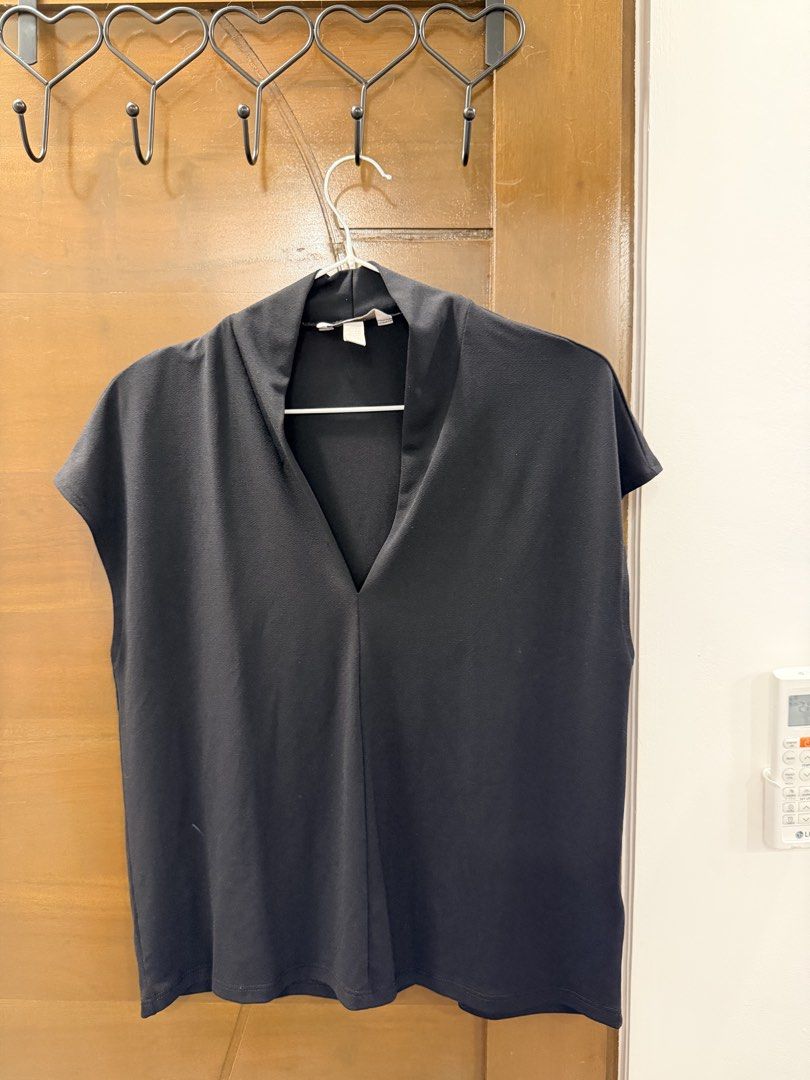 H&m casual top (Category: Others Tops) located in Las Pinas. Submitted by felicianoh40332 (Listing ID 1460821599, Image 1). Description: .