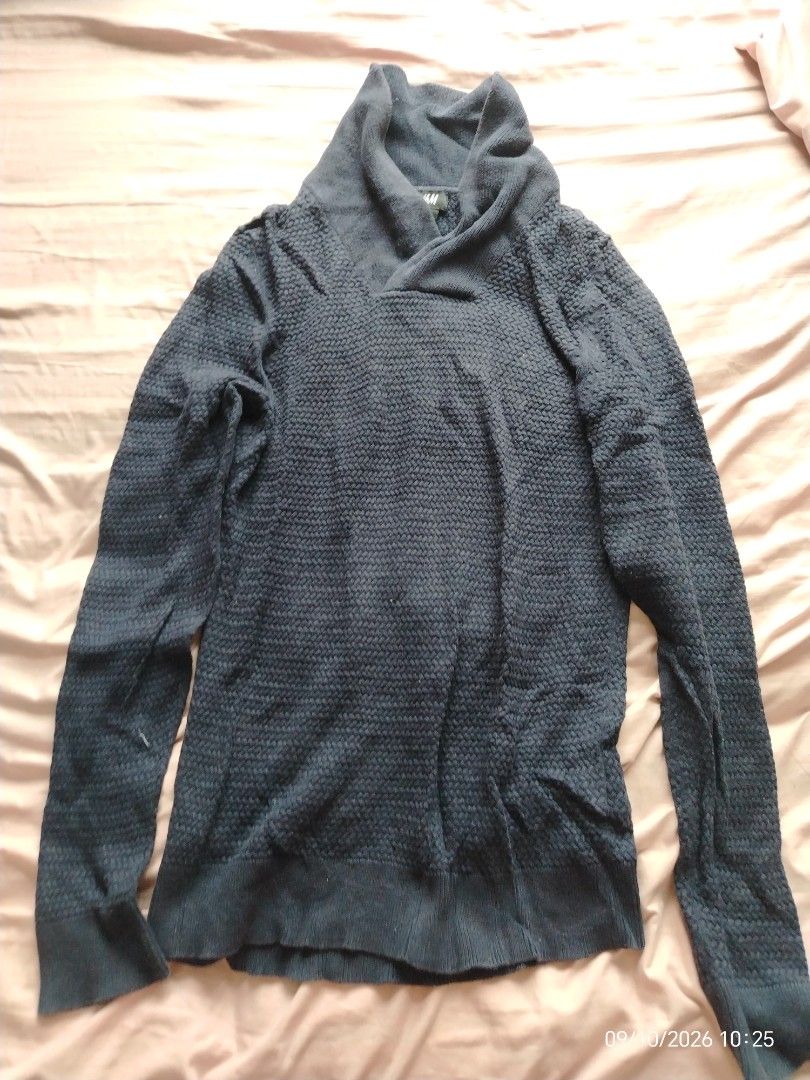 H&M Dark Blue Textured Knit Sweater (Category: Longsleeves) located in Quezon City. Submitted by wisephoenix_00ffcd (Listing ID 1460778225, Image 1). Description: 600 for 3 items Dark blue H&M sweater. Textured knit fabric all over. Shawl collar design. Long sleeves with ribbed cuffs and hem. Size S. Great for layering or wearing on its own..