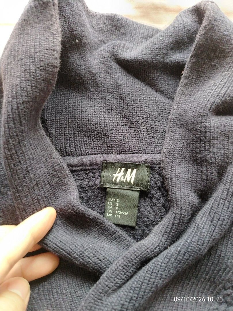 H&M Dark Blue Textured Knit Sweater (Category: Longsleeves) located in Quezon City. Submitted by wisephoenix_00ffcd (Listing ID 1460778225, Image 2). Description: 600 for 3 items Dark blue H&M sweater. Textured knit fabric all over. Shawl collar design. Long sleeves with ribbed cuffs and hem. Size S. Great for layering or wearing on its own..
