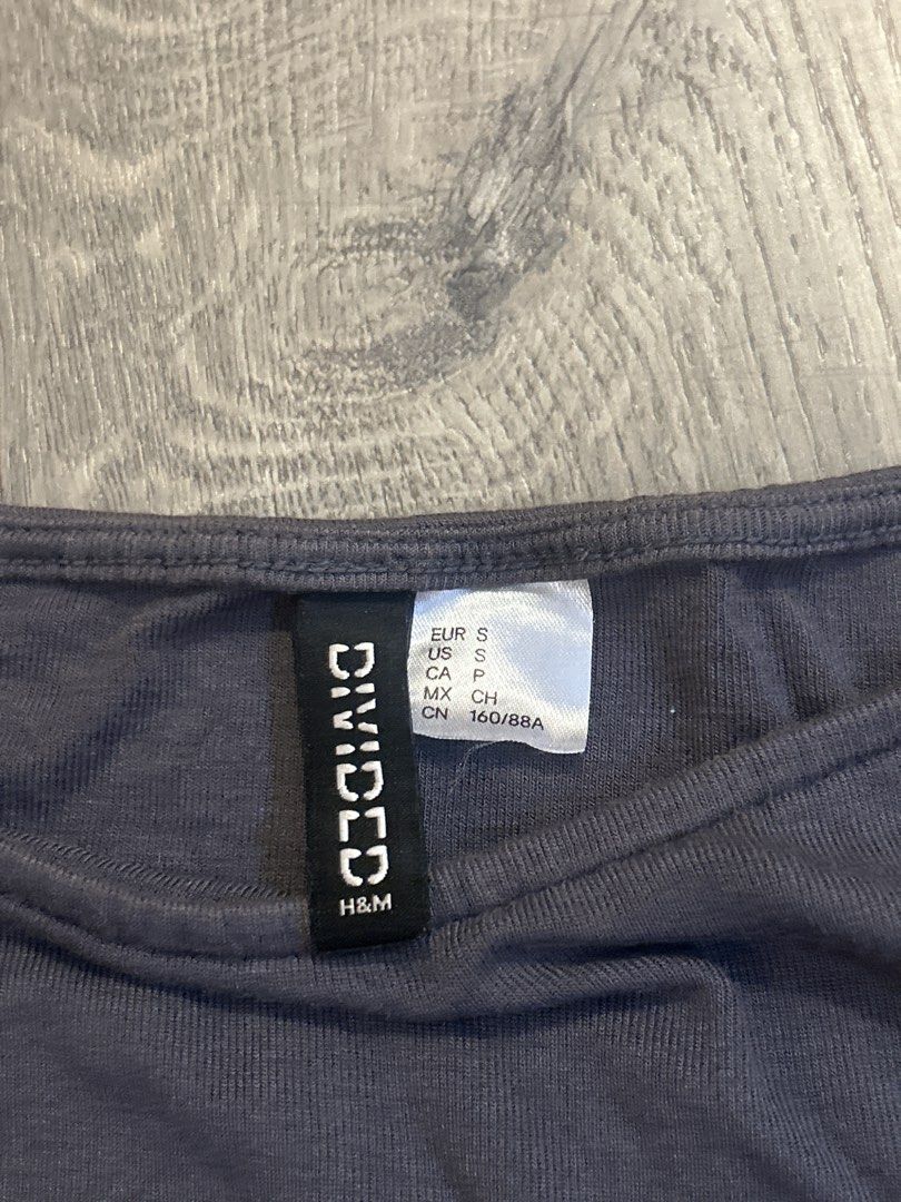 H&M Divided Dark Grey Long sleeves (Category: Longsleeves) located in Rizal. Submitted by rlcstr (Listing ID 1460809859, Image 3). Description: - dm for WW - lalamove/j&t - gcash/maya .