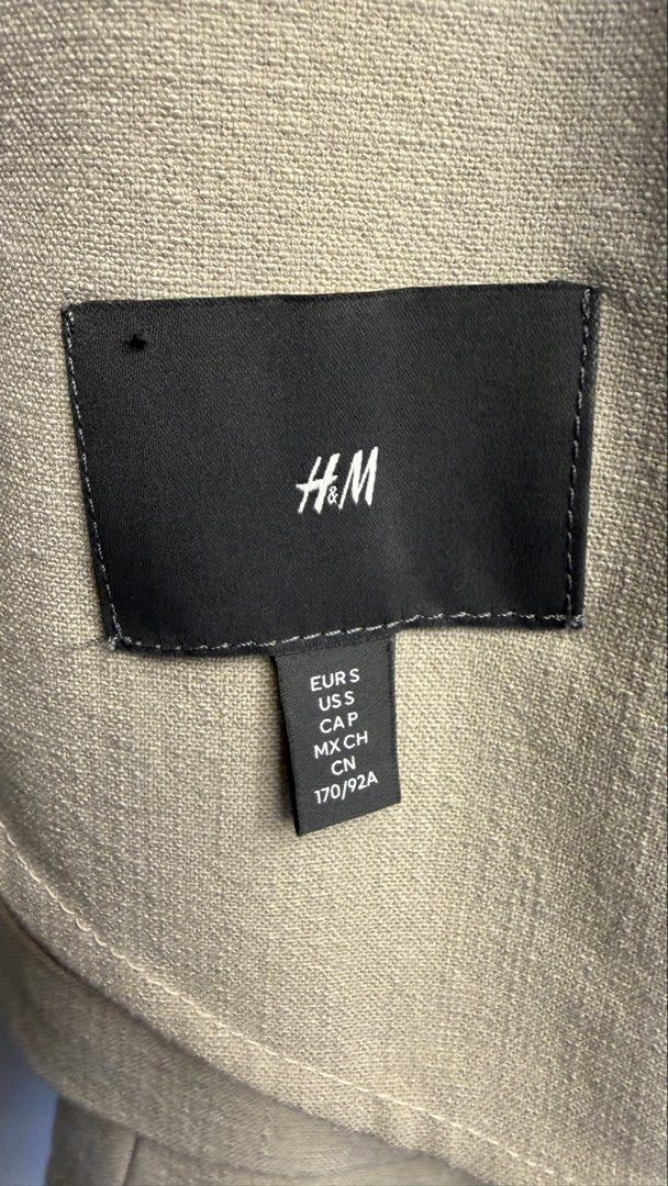 H&M Jacket/Blazer (Category: Coats, Jackets and Outerwear) located in Makati City. Submitted by rarehawk_ed33dd (Listing ID 1460789623, Image 3). Description: Color: Beige.