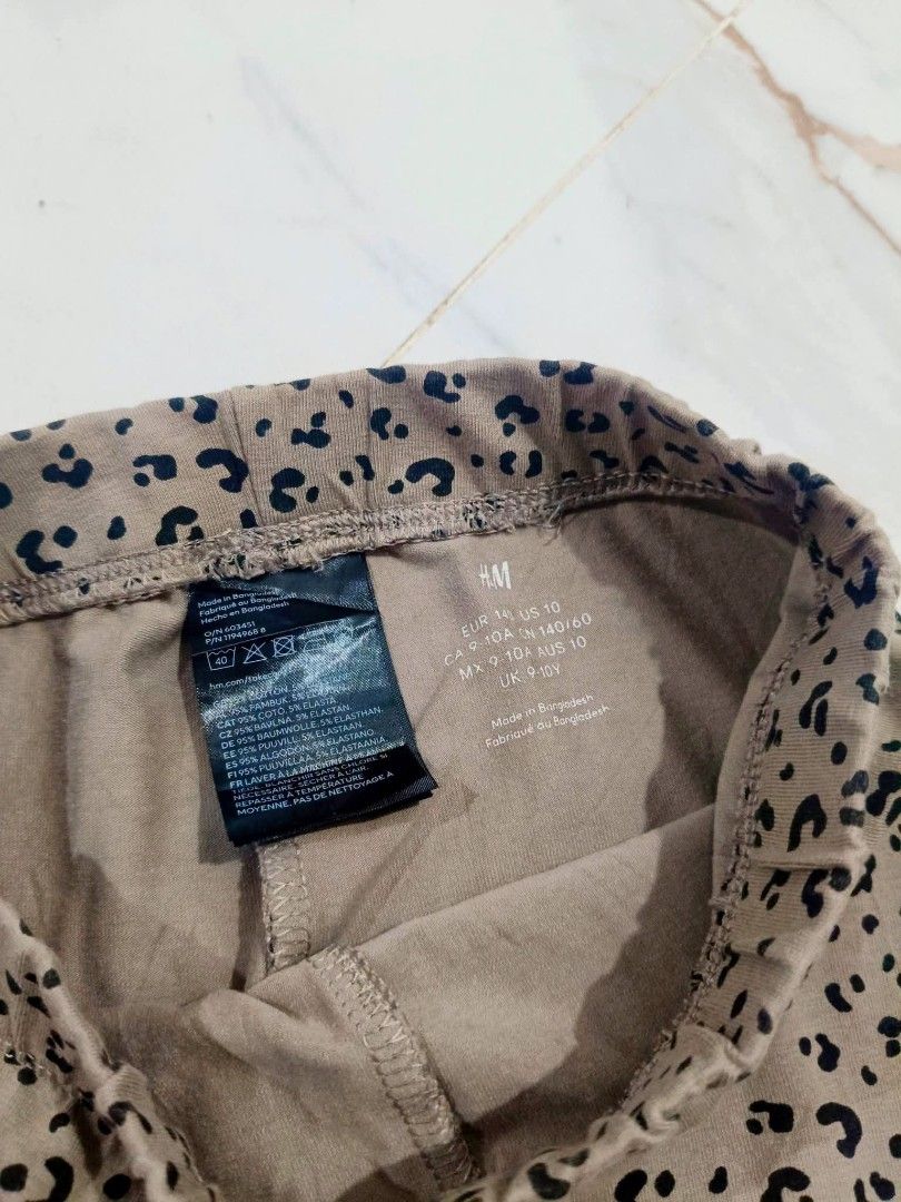 H&M KIDS LEGGINGS (Category: Babies & Kids Fashion) located in Baguio. Submitted by ellromavariety (Listing ID 1460902488, Image 2). Description: H&M Kids Greige Leopard Print Leggings Size: 9-10 on tag Likenew condition Parang never benn used sya. Malinis yung material walang stretced part, lints etc. They are typically made from soft cotton jersey blended with elastane for flexibility and feature a comfortable elasticized waistband. ₱99.