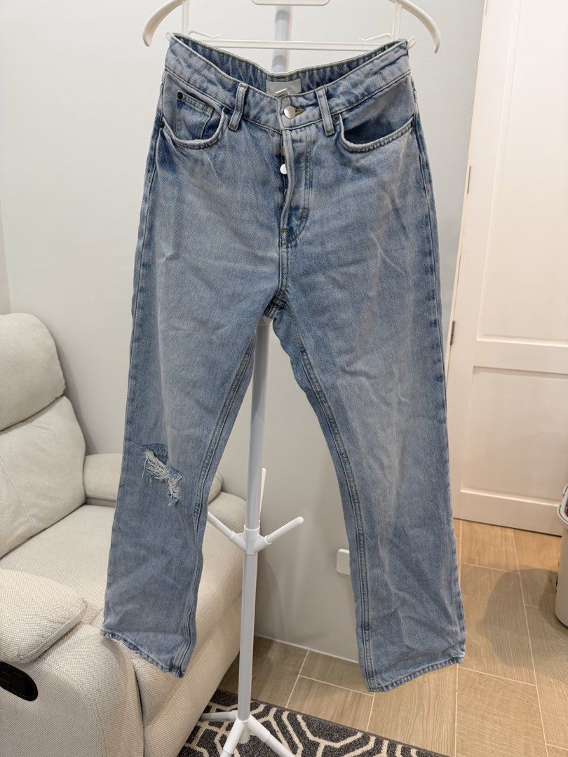 H&M Light Wash Distressed Button Fly Jeans (Category: Jeans) located in Talisay. Submitted by itslucym (Listing ID 1460890108, Image 1). Description: - H&M light wash denim jeans - Button fly closure - Distressed detailing on left thigh - Straight leg cut - Ideal for casual wear - Measurements available upon request - fits 27-29 - washed not worn .