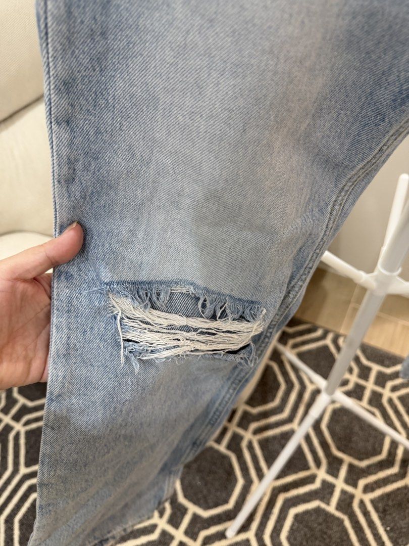 H&M Light Wash Distressed Button Fly Jeans (Category: Jeans) located in Talisay. Submitted by itslucym (Listing ID 1460890108, Image 3). Description: - H&M light wash denim jeans - Button fly closure - Distressed detailing on left thigh - Straight leg cut - Ideal for casual wear - Measurements available upon request - fits 27-29 - washed not worn .
