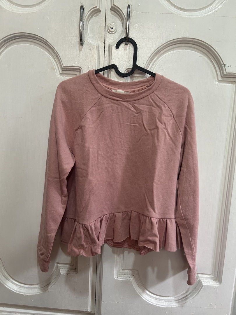 H&M Pink Peplum Sweatshirt (Category: Coats, Jackets and Outerwear) located in Meycauayan. Submitted by ms.einz (Listing ID 1460757809, Image 1). Description: - Cute pink sweatshirt from H&M - Long sleeves and crew neck - Features a stylish peplum hem #h&m #peplumtop #sweatshirt.