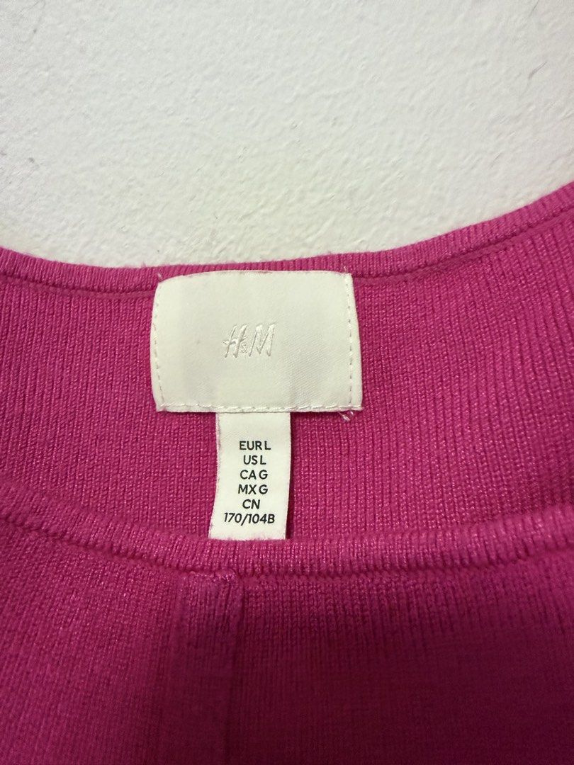 H&M Pink Ribbed Cropped Top (Category: Sleeveless) located in Paranaque City. Submitted by zen.dycluttering (Listing ID 1460863392, Image 3). Description: - Pink H&M cropped tank top - Ribbed knit material - Square neckline with wide straps - Used once Size: Large to XL.