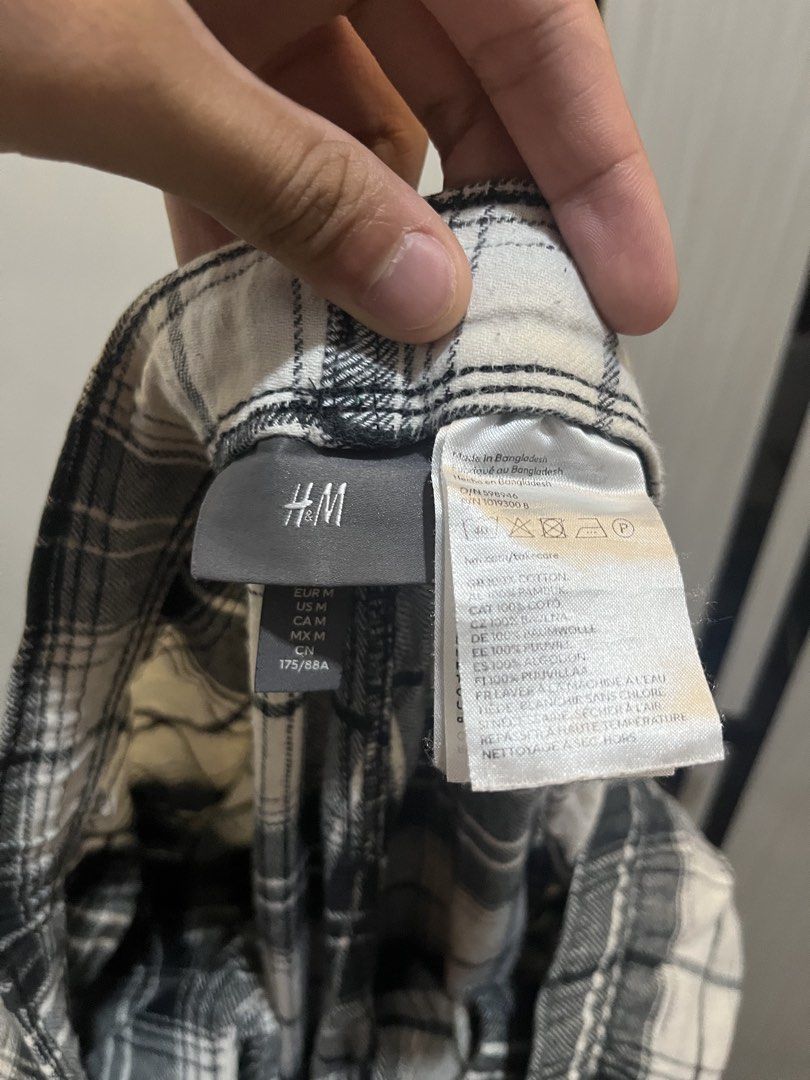 H&M Plaid Pajama Pants (Category: Sleep and Loungewear) located in Quezon City. Submitted by raiks08 (Listing ID 1460851186, Image 2). Description: - Comfy H&M pajama pants - Classic black and white plaid pattern - Elastic waistband with adjustable drawstring - Size: Medium (M) - Material: Soft and breathable fabric - Perfect for lounging at home.