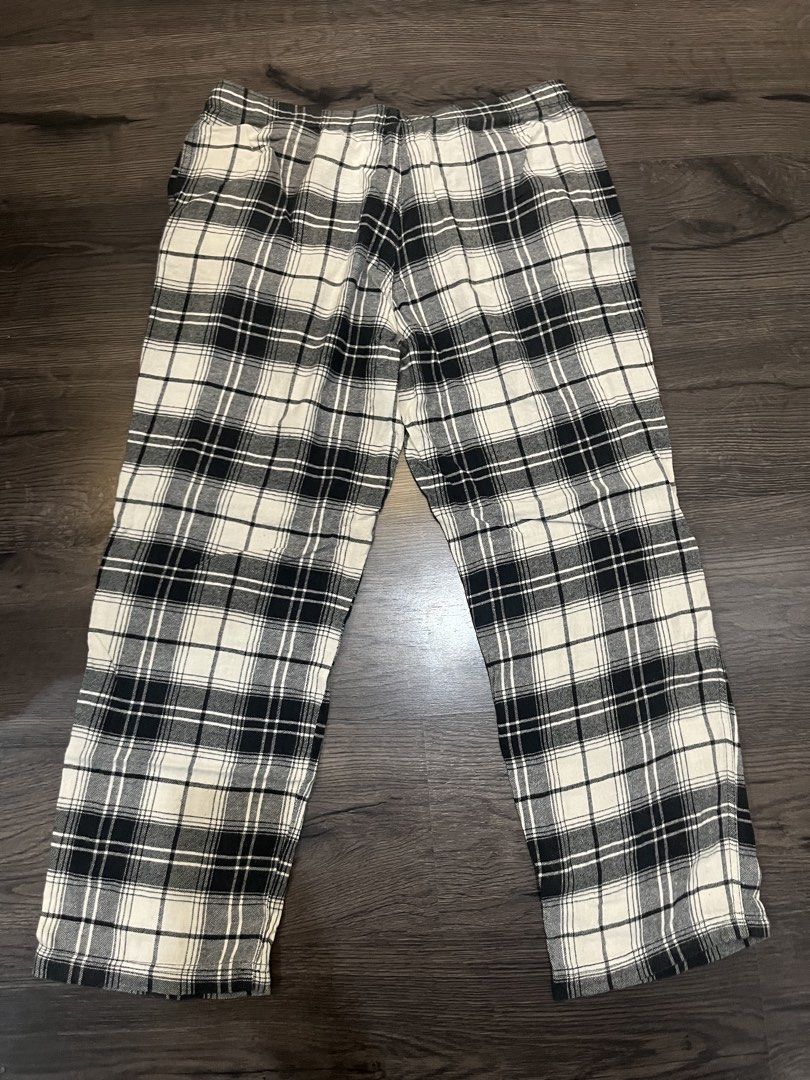 H&M Plaid Pajama Pants (Category: Sleep and Loungewear) located in Quezon City. Submitted by raiks08 (Listing ID 1460851186, Image 3). Description: - Comfy H&M pajama pants - Classic black and white plaid pattern - Elastic waistband with adjustable drawstring - Size: Medium (M) - Material: Soft and breathable fabric - Perfect for lounging at home.