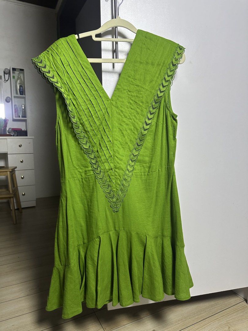 H&M Ruffled Dress (Category: Dresses) located in Pasig City. Submitted by iivyclutters (Listing ID 1460888021, Image 1). Description: - Vibrant bright green dress - Flattering V-neckline - Elegant pleated details - Delicate lace trim on neckline and sleeves - Playful ruffled hem - Ideal for casual outings or parties - Original Price: PHP 2,990 - Selling Price: PHP 1,490.
