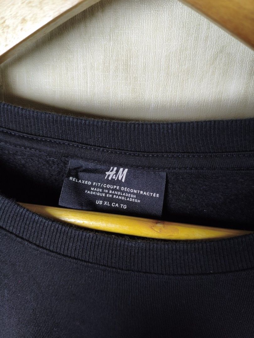 H&M sweatshirt (Category: Coats, Jackets and Outerwear) located in Naga. Submitted by genthrift3 (Listing ID 1460838304, Image 2). Description: H&M sweatshirt condition 10/10 color rate 10/10 Issue None Width 27 Length 28.5 Sleeve 25.