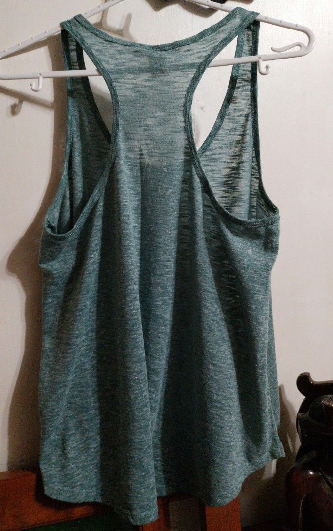 H&M tank top (Category: Activewear) located in Marikina City. Submitted by positivity.thriftshop (Listing ID 1460877488, Image 2). Description: 💟 H&M gym tank top bought in sg, never worn only washed nkatago lng sa closet. Size M 💚 MOP: GCash 🚚 Delivery Options: LBC or J&T only ( SF c/o buyer) 👎 NO Cancellation, return or exchange.