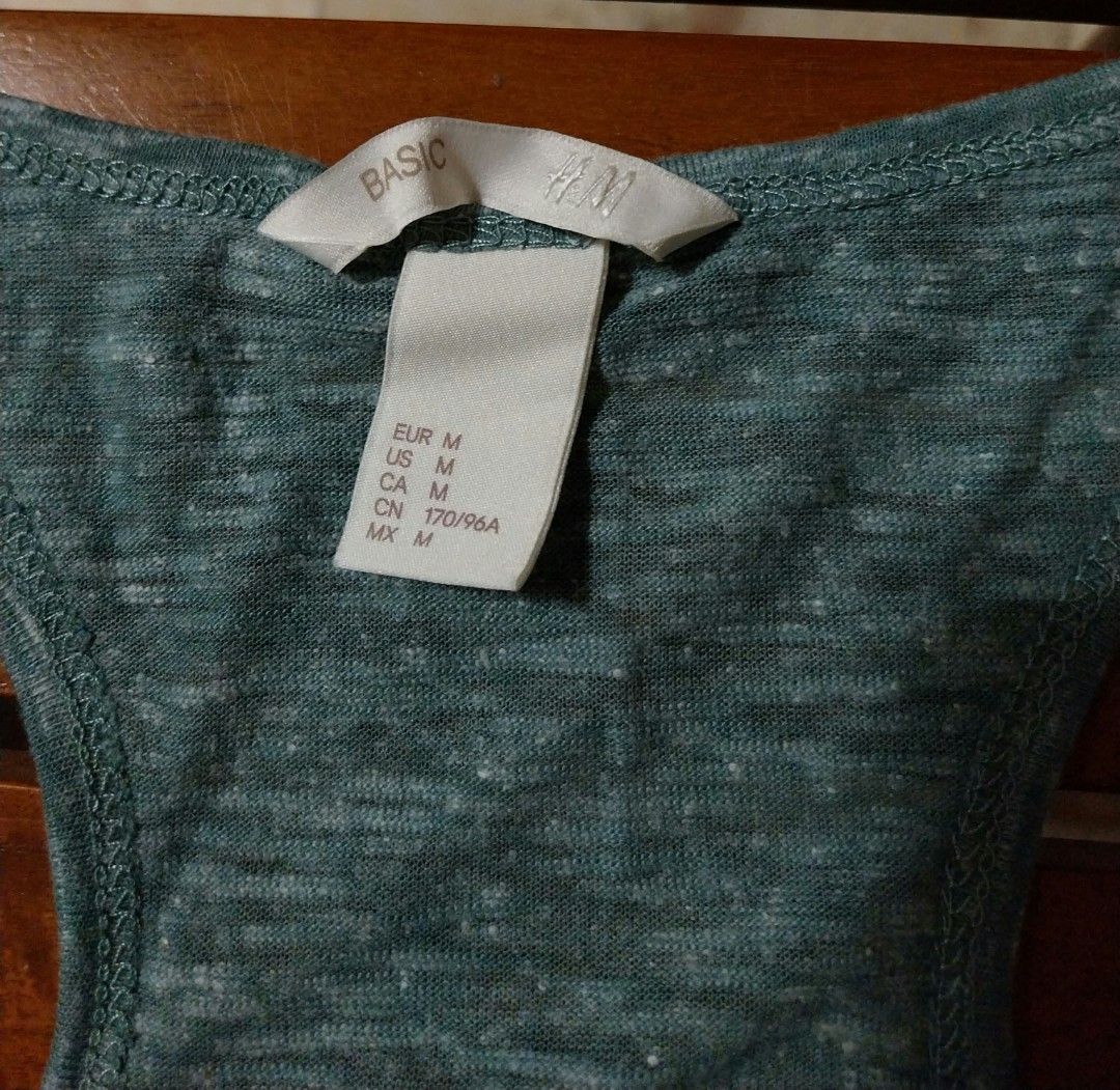 H&M tank top (Category: Activewear) located in Marikina City. Submitted by positivity.thriftshop (Listing ID 1460877488, Image 3). Description: 💟 H&M gym tank top bought in sg, never worn only washed nkatago lng sa closet. Size M 💚 MOP: GCash 🚚 Delivery Options: LBC or J&T only ( SF c/o buyer) 👎 NO Cancellation, return or exchange.