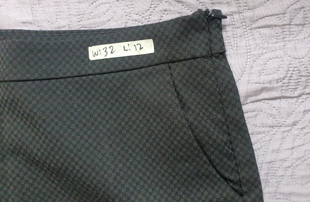 H&M Textured Shorts W32 L12 (Category: Shorts) located in Tarlac. Submitted by resaleclub (Listing ID 1460719976, Image 3). Description: - Brand: H&M - Color: Dark Grey - Size: 12 - Material: Textured fabric with subtle diamond pattern - Features: Pockets, Zip closure - Style: Versatile for casual or dressed-up occasions - Origin: Bought from Surplus.