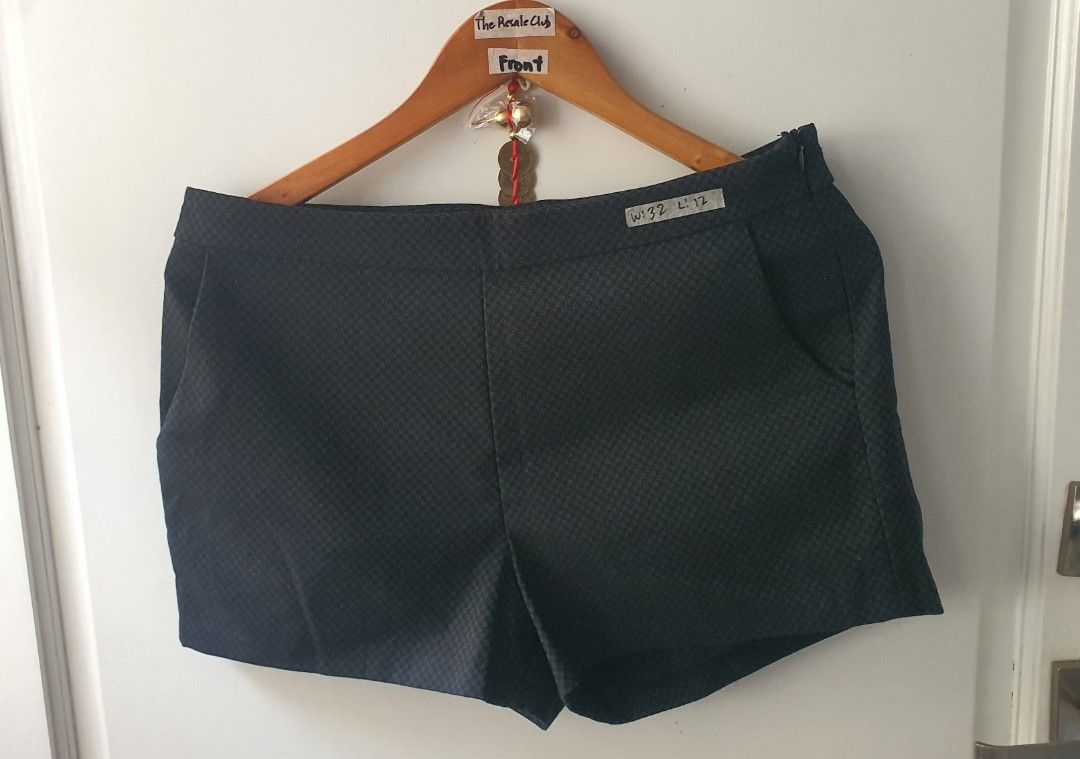 H&M Textured Shorts W32 L12 (Category: Shorts) located in Tarlac. Submitted by resaleclub (Listing ID 1460719976, Image 1). Description: - Brand: H&M - Color: Dark Grey - Size: 12 - Material: Textured fabric with subtle diamond pattern - Features: Pockets, Zip closure - Style: Versatile for casual or dressed-up occasions - Origin: Bought from Surplus.