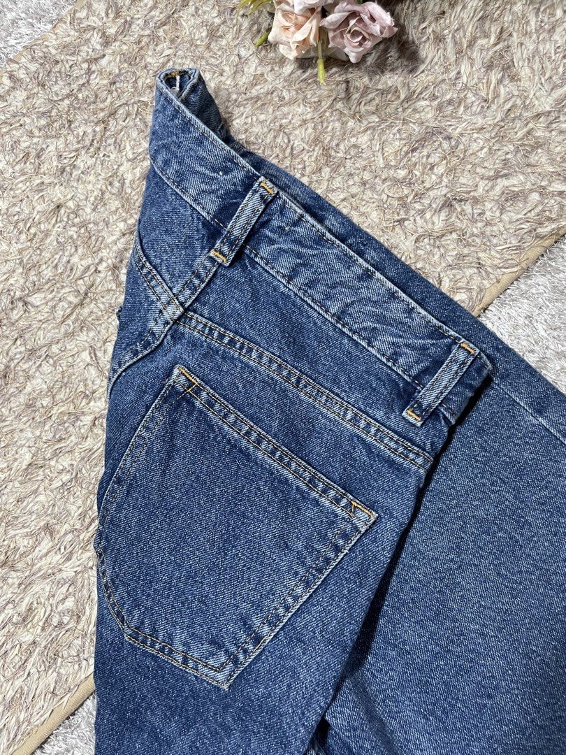 H&M Wide Leg Blue Denim Jeans (Category: Jeans) located in Manila. Submitted by rutchemari68583 (Listing ID 1460773063, Image 3). Description: - Classic blue denim jeans from H&M - High-waisted fit - Trendy wide-leg silhouette - Size: EUR 34 (US 2, CA 2) - Versatile for casual outfits - Easy to pair with any top - Secure button and zip closure Waistline 26-27 Length 39.