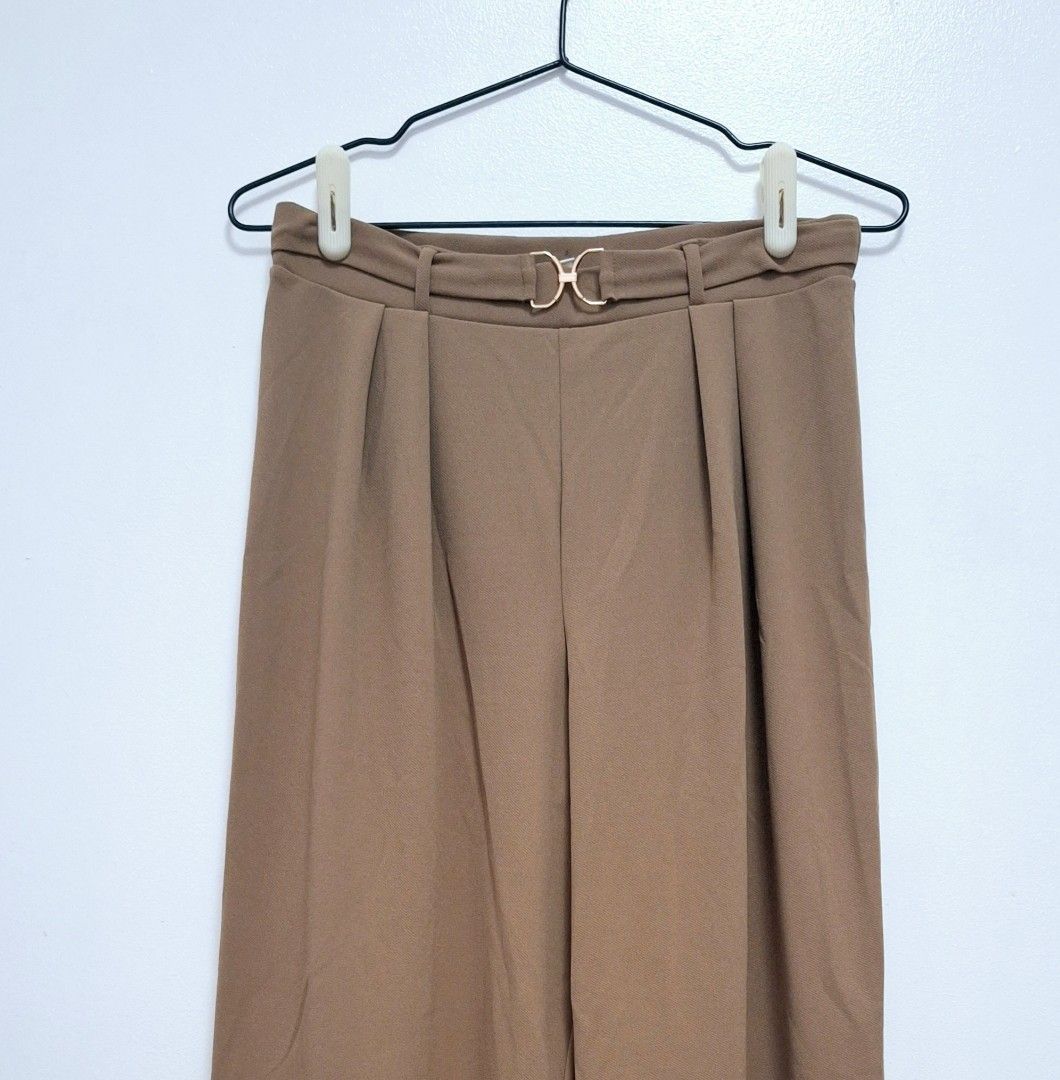 H&M Wide leg Brown Trousers (Category: Other Bottoms) located in La Trinidad. Submitted by styled.traded (Listing ID 1460820720, Image 2). Description: Size M W - 29" (high wasted) L - 41" Never been used.