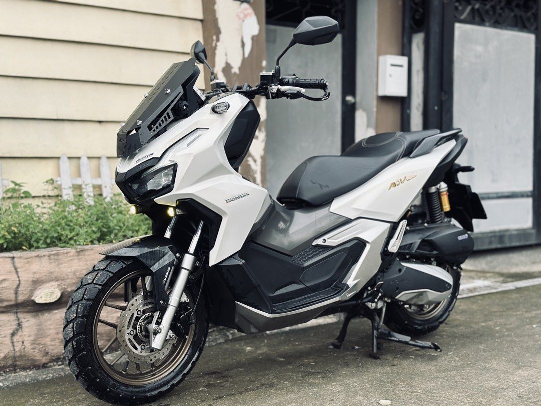 Honda ADV 160 (Category: Motorbikes for Sale) located in Pasig City. Submitted by llanzaron08 (Listing ID 1460769442, Image 2). Description: FOR SALE❗️❗️❗️ 🛵 Honda Adv 160 📂 Model: 2024 ✅Original Complete Documents OR CR ✅Original 2 Remote keys / code / compartment ✅All Stock Engine ✅All Lights Working ✅LTO Plate ✅Senlo Mdl ✅Loud Horn ✅RCB lever ✅RCB lever guard Good condition, gagamitin nalang, maayos manakbo Reason for selling di na nagagamit