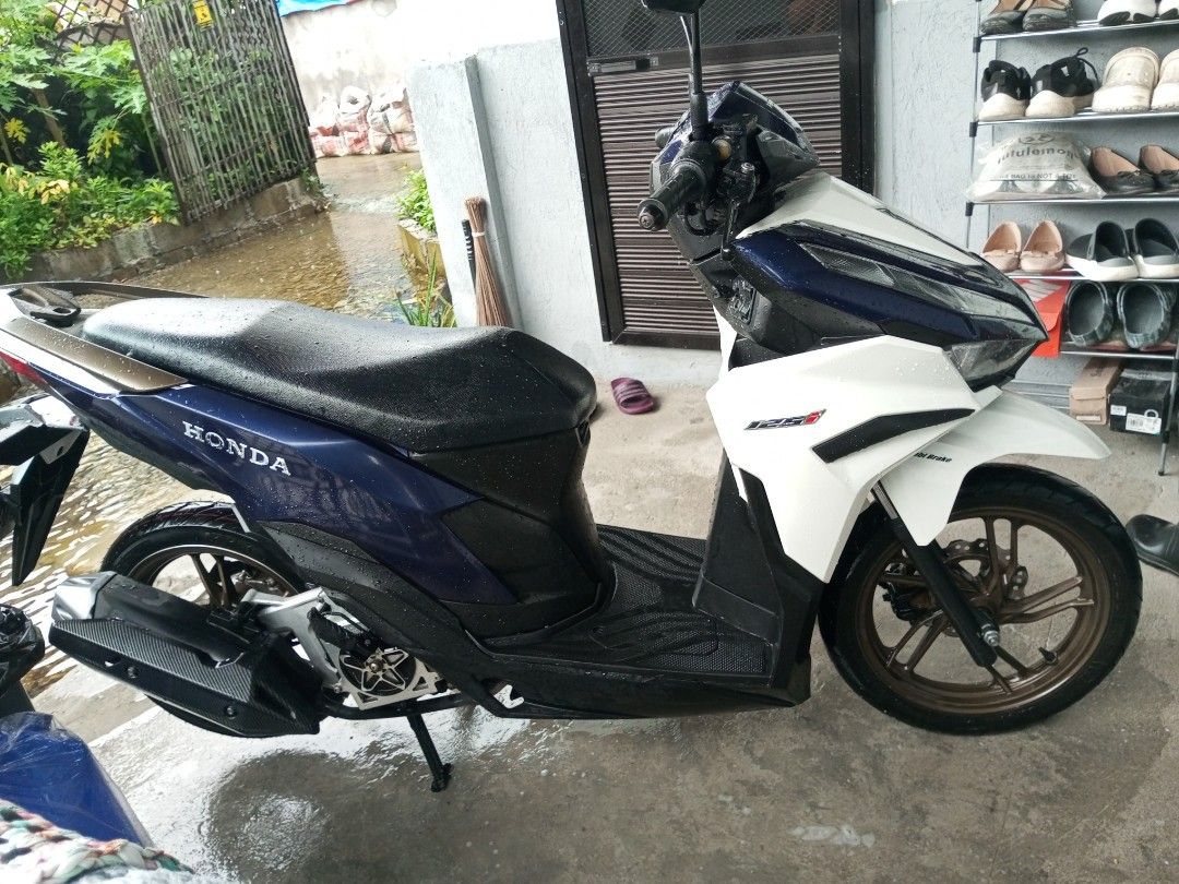 Honda Click 125i Scooter (Category: Motorbikes for Sale) located in Paombong. Submitted by vinzz_2014 (Listing ID 1460727943, Image 2). Description: ✅ For Sale Only – Pick-Up Only (No Meetups) ✅ Sariwa Para sa Maselan! ✅ As-Is-Where-Is Basis – What you see in the pictures is exactly what you’ll Get! Honda Click 125i V3 2025 SE (Blue/white) 3 Years Registered 95% Smoothness – Like New! Only 10k Odo Good Running Condition – Test all you want! All S
