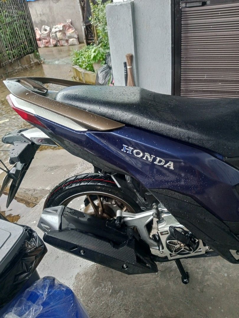 Honda Click 125i Scooter (Category: Motorbikes for Sale) located in Paombong. Submitted by vinzz_2014 (Listing ID 1460727943, Image 3). Description: ✅ For Sale Only – Pick-Up Only (No Meetups) ✅ Sariwa Para sa Maselan! ✅ As-Is-Where-Is Basis – What you see in the pictures is exactly what you’ll Get! Honda Click 125i V3 2025 SE (Blue/white) 3 Years Registered 95% Smoothness – Like New! Only 10k Odo Good Running Condition – Test all you want! All S