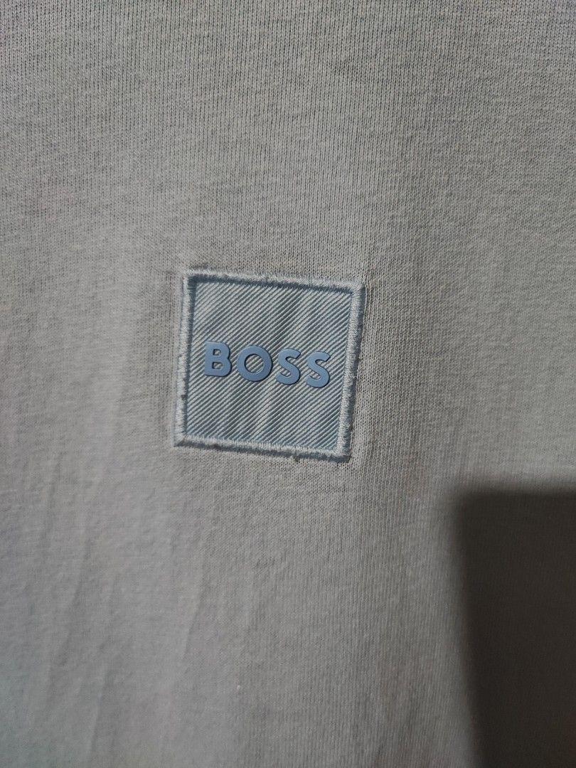 HUGO BOSS TONAL SQUARE CHEST LOGO TEE (Category: Tshirts & Polo Shirts ) located in Iloilo. Submitted by gooddimes (Listing ID 1460915603, Image 2). Description: Hugo Boss Tonal Square Chest Logo Tee Authentic Light Blue color Size on tag: Medium Dimes: 20Wx27.5L Issue/s: Minimal stain front part, need wash Color rate: 9.5/10 Good condition ₱850 Reminders: - All items are thrifted, please manage your expectations - Color may vary due to lighting 