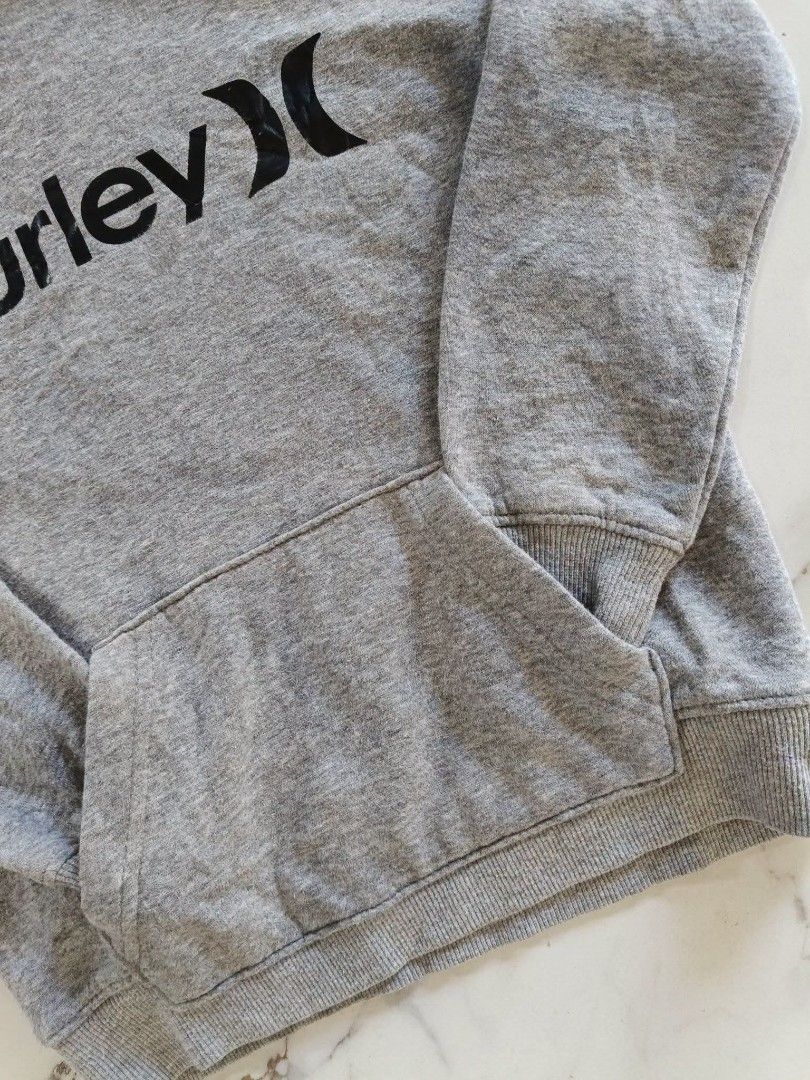 HURLEY HOODIE (Category: Babies & Kids Fashion) located in Baguio. Submitted by ellromavariety (Listing ID 1460907658, Image 2). Description: HURLEY Hooded Pullover Size on tag: 6Y This casual, surf-inspired hoodie features the classic black Hurley text logo alongside the signature wave icon screen-printed across the center chest, a cozy front kangaroo pouch pocket, and ribbed cuffs and hem. ₱75.