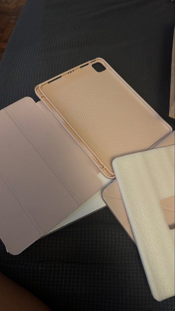IPAD Pro 11 Case (Category: iPad) located in Quezon City. Submitted by dominiqueboutique_ (Listing ID 1460913830, Image 3). Description: - Specifically designed for iPad Pro 11 - Sleek and modern aesthetic - Offers protection for your device - FREE Y fold case but with heavy signs of usage (can be cleaned).
