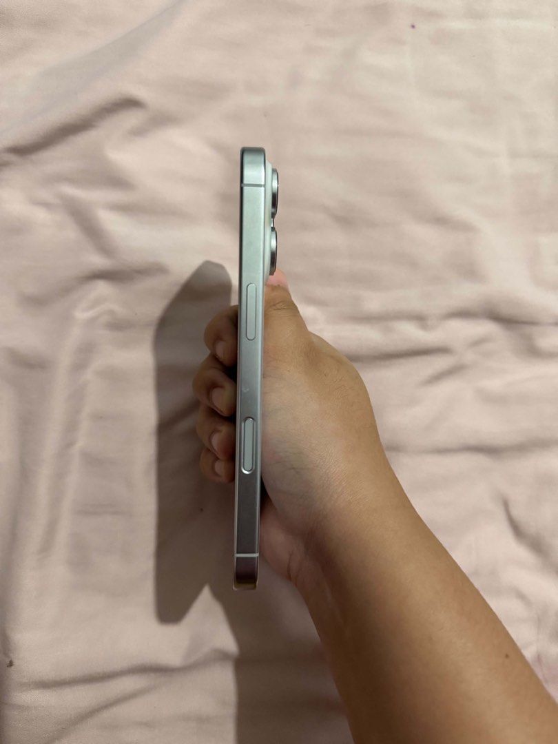 iPhone 16 Pro Silver 128 GB NO ISSUES (Category: iPhone 16 Series) located in Manila. Submitted by babygirlie.ocean (Listing ID 1460900383, Image 3). Description: [WTS LFB] iPhone 16 Pro Silver 128 GB - with charger and free cases - openline - no dents nor scratches. no hidden issue as well | first owner (ladyowned) - 89% bh - can do meetups around taft, mandaluyong, or makati. can also do deliveries - Php 37,500.