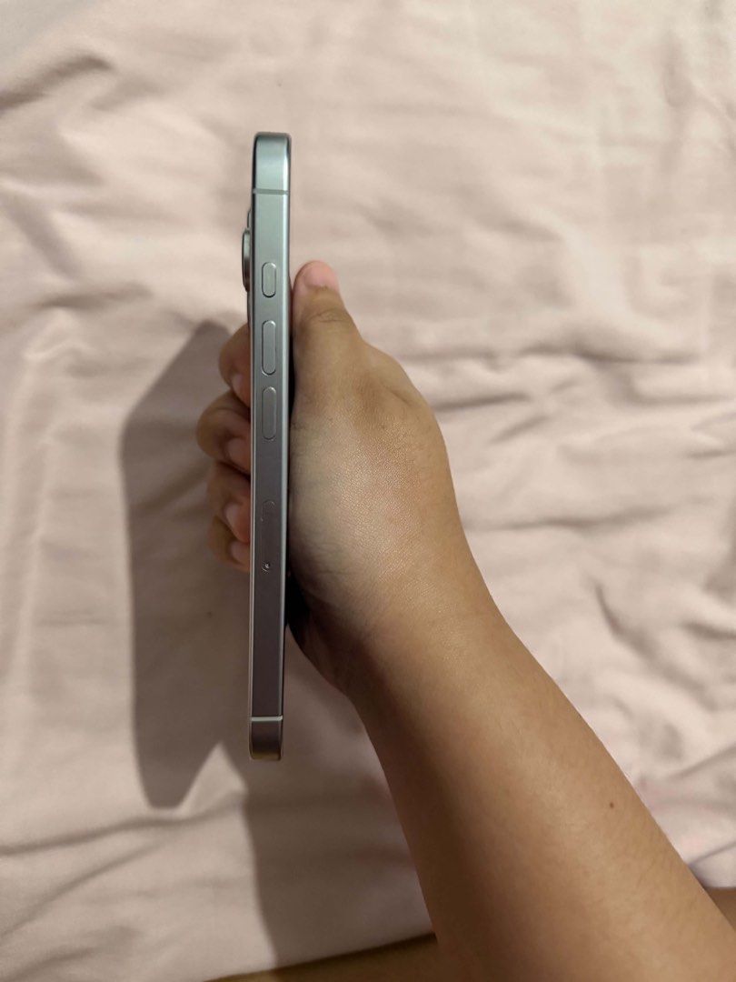 iPhone 16 Pro Silver 128 GB NO ISSUES (Category: iPhone 16 Series) located in Manila. Submitted by babygirlie.ocean (Listing ID 1460900383, Image 2). Description: [WTS LFB] iPhone 16 Pro Silver 128 GB - with charger and free cases - openline - no dents nor scratches. no hidden issue as well | first owner (ladyowned) - 89% bh - can do meetups around taft, mandaluyong, or makati. can also do deliveries - Php 37,500.