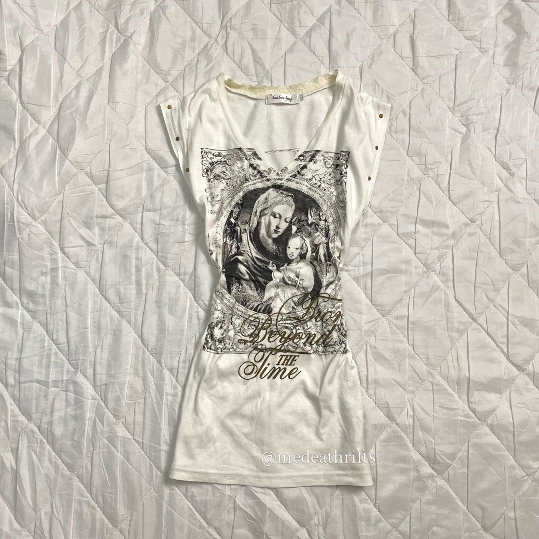 JAPAN RARE KAIMUXE BOY GRAPHIC TOP (Category: Sleeveless) located in Cavite. Submitted by selectedbymedea (Listing ID 1460799135, Image 1). Description: 𝜗𝜚 RARE KAIMUXE BOY GRAPHIC TOP 🇯🇵 ── ⟢ ・⸝⸝ ⋮ ⌗ ┆꩜ 𝒔𝒊𝒛𝒆: 𝒔𝒎𝒂𝒍𝒍–𝒎𝒆𝒅𝒊𝒖𝒎 (𝒐𝒏𝒆 𝒔𝒕𝒐𝒄𝒌 𝒐𝒏𝒍𝒚) ⋮ ⌗ ┆꩜ 𝐰𝐡𝐢𝐭𝐞 𝐚𝐜𝐭𝐮𝐚𝐥 𝐜𝐨𝐥𝐨𝐫 ♡ ⋮ ⌗ ┆꩜ 𝒅𝒆𝒇𝒆𝒄𝒕: — ── ⟢ ・⸝⸝ 𝓪𝓾𝓬𝓽𝓲𝓸𝓷 ୨୧ 𝐥𝐨𝐜𝐤 ₱𝟑𝟓𝟎𝟎 | $𝟓𝟔 𝐔𝐒𝐃 (𝒂𝒖𝒕𝒐 𝒚𝒐𝒖𝒓𝒔).
