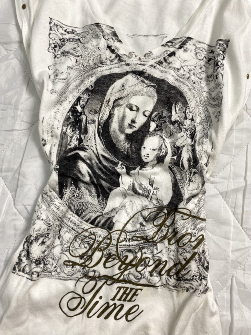 JAPAN RARE KAIMUXE BOY GRAPHIC TOP (Category: Sleeveless) located in Cavite. Submitted by selectedbymedea (Listing ID 1460799135, Image 2). Description: 𝜗𝜚 RARE KAIMUXE BOY GRAPHIC TOP 🇯🇵 ── ⟢ ・⸝⸝ ⋮ ⌗ ┆꩜ 𝒔𝒊𝒛𝒆: 𝒔𝒎𝒂𝒍𝒍–𝒎𝒆𝒅𝒊𝒖𝒎 (𝒐𝒏𝒆 𝒔𝒕𝒐𝒄𝒌 𝒐𝒏𝒍𝒚) ⋮ ⌗ ┆꩜ 𝐰𝐡𝐢𝐭𝐞 𝐚𝐜𝐭𝐮𝐚𝐥 𝐜𝐨𝐥𝐨𝐫 ♡ ⋮ ⌗ ┆꩜ 𝒅𝒆𝒇𝒆𝒄𝒕: — ── ⟢ ・⸝⸝ 𝓪𝓾𝓬𝓽𝓲𝓸𝓷 ୨୧ 𝐥𝐨𝐜𝐤 ₱𝟑𝟓𝟎𝟎 | $𝟓𝟔 𝐔𝐒𝐃 (𝒂𝒖𝒕𝒐 𝒚𝒐𝒖𝒓𝒔).