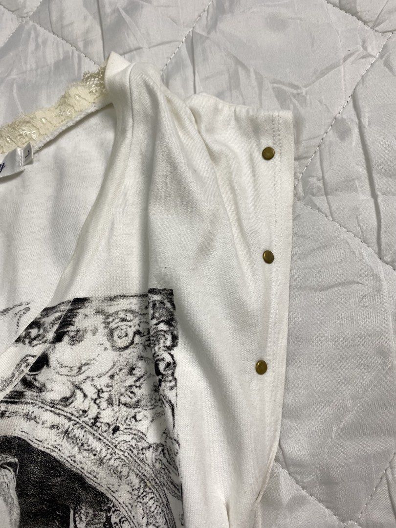 JAPAN RARE KAIMUXE BOY GRAPHIC TOP (Category: Sleeveless) located in Cavite. Submitted by selectedbymedea (Listing ID 1460799135, Image 3). Description: 𝜗𝜚 RARE KAIMUXE BOY GRAPHIC TOP 🇯🇵 ── ⟢ ・⸝⸝ ⋮ ⌗ ┆꩜ 𝒔𝒊𝒛𝒆: 𝒔𝒎𝒂𝒍𝒍–𝒎𝒆𝒅𝒊𝒖𝒎 (𝒐𝒏𝒆 𝒔𝒕𝒐𝒄𝒌 𝒐𝒏𝒍𝒚) ⋮ ⌗ ┆꩜ 𝐰𝐡𝐢𝐭𝐞 𝐚𝐜𝐭𝐮𝐚𝐥 𝐜𝐨𝐥𝐨𝐫 ♡ ⋮ ⌗ ┆꩜ 𝒅𝒆𝒇𝒆𝒄𝒕: — ── ⟢ ・⸝⸝ 𝓪𝓾𝓬𝓽𝓲𝓸𝓷 ୨୧ 𝐥𝐨𝐜𝐤 ₱𝟑𝟓𝟎𝟎 | $𝟓𝟔 𝐔𝐒𝐃 (𝒂𝒖𝒕𝒐 𝒚𝒐𝒖𝒓𝒔).
