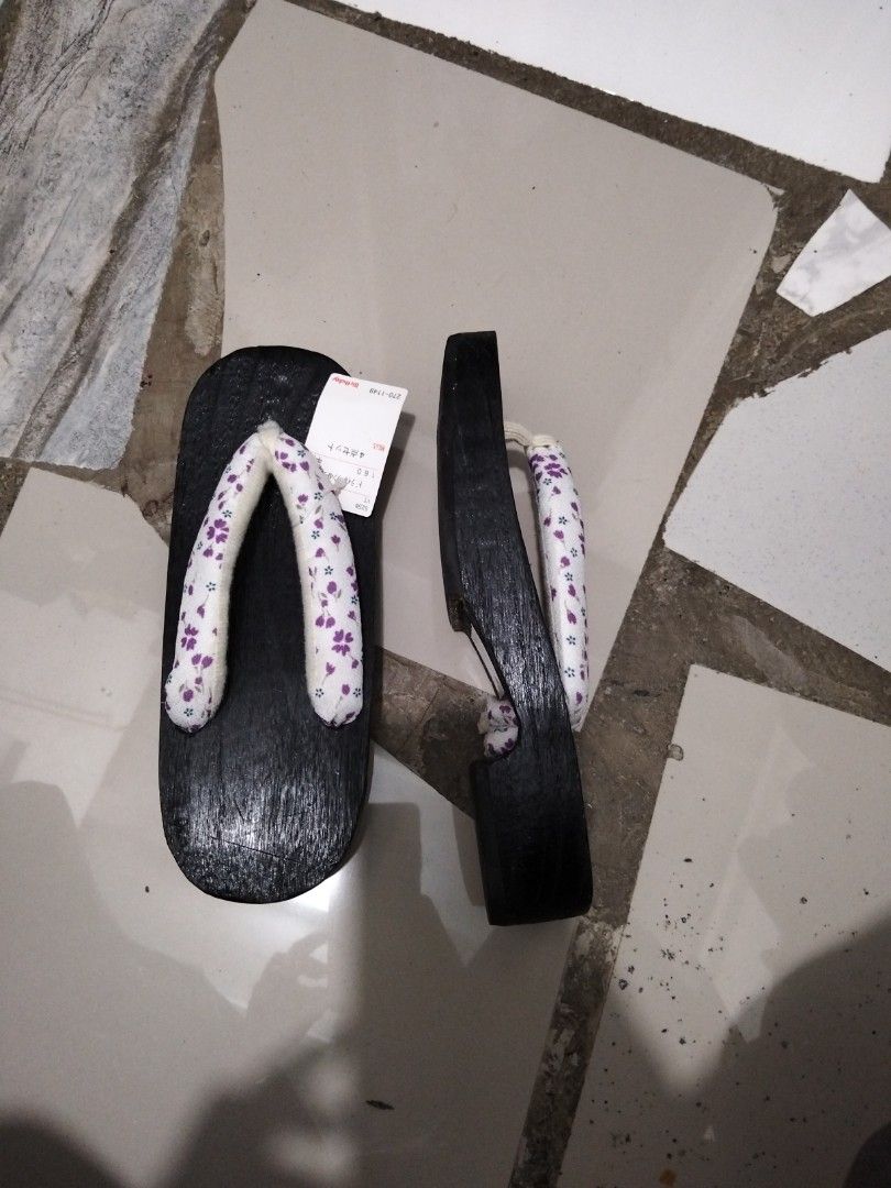 Japanese Slippers (Category: Slippers and slides) located in El Salvador. Submitted by francheskaukayukay (Listing ID 1460761620, Image 2). Description: .