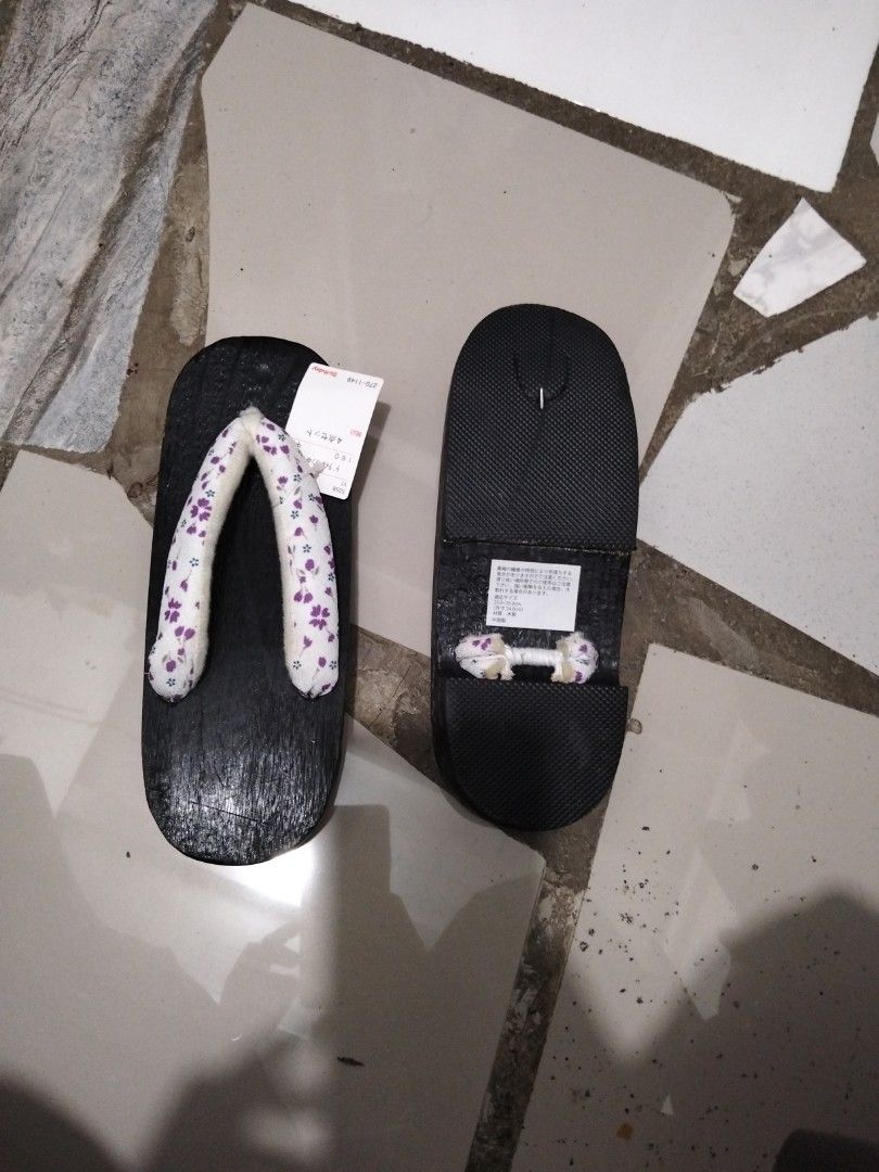 Japanese Slippers (Category: Slippers and slides) located in El Salvador. Submitted by francheskaukayukay (Listing ID 1460761620, Image 3). Description: .