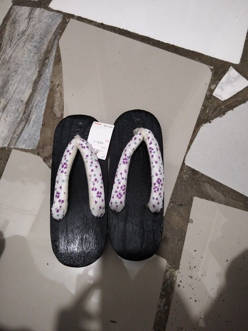 Japanese Slippers (Category: Slippers and slides) located in El Salvador. Submitted by francheskaukayukay (Listing ID 1460761620, Image 1). Description: .