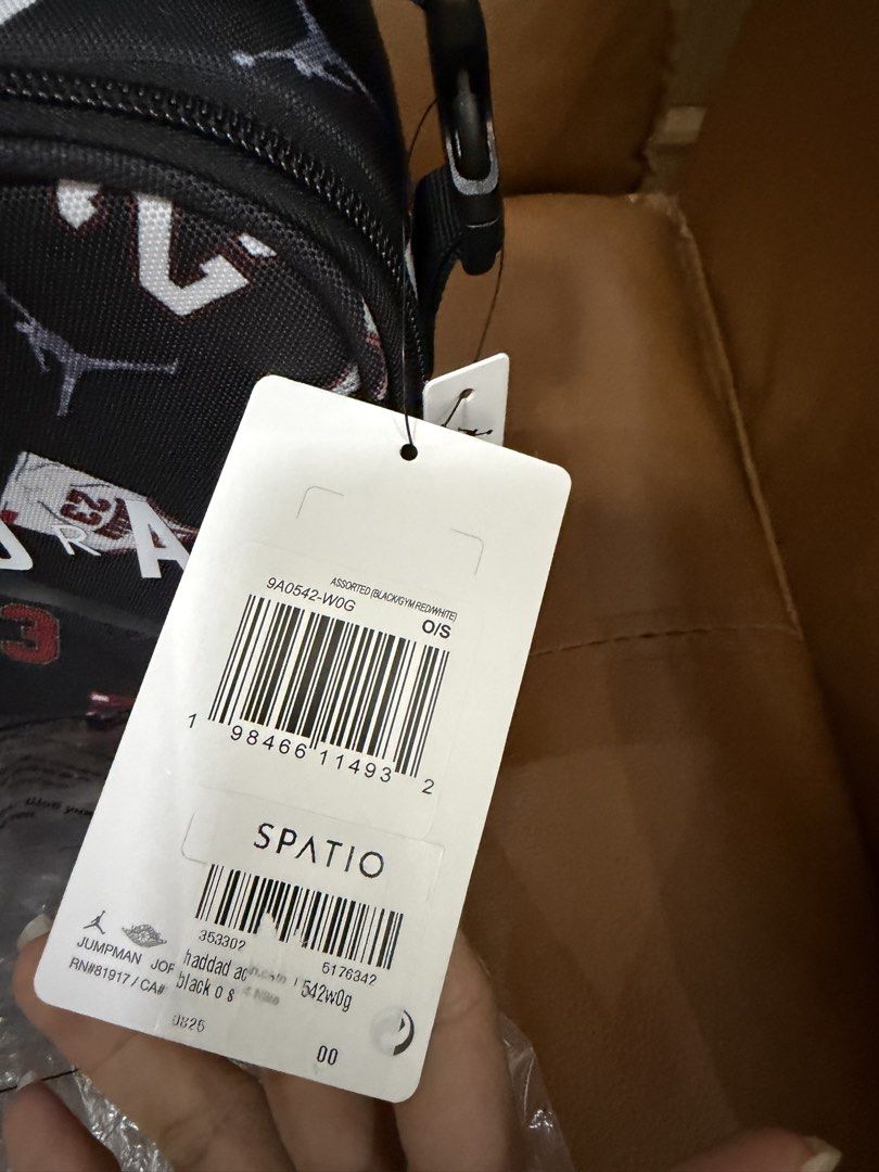 Jordan 3L Lunch Bag CODE 14 (Category: Babies & Kids Fashion) located in Rizal. Submitted by caintarizal2024 (Listing ID 1460766595, Image 3). Description: Brandnew pwede pang gift ❤️ Jordan 3L Lunch Bag Bought in Spatio .